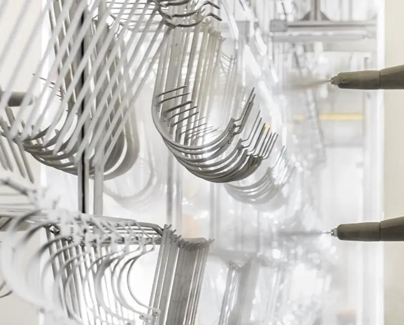 Obraz - Proces lakierowania metalu na zamówienie