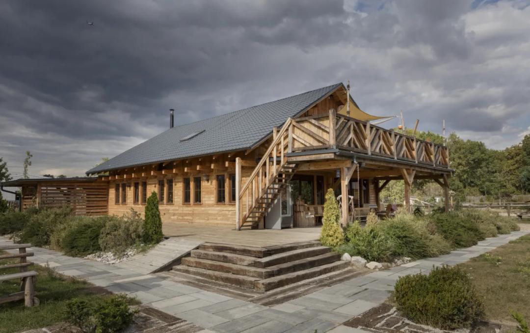 Lekkie pokrycie dachowe UNI 1 antracyt na obiekcie EL RANCHO