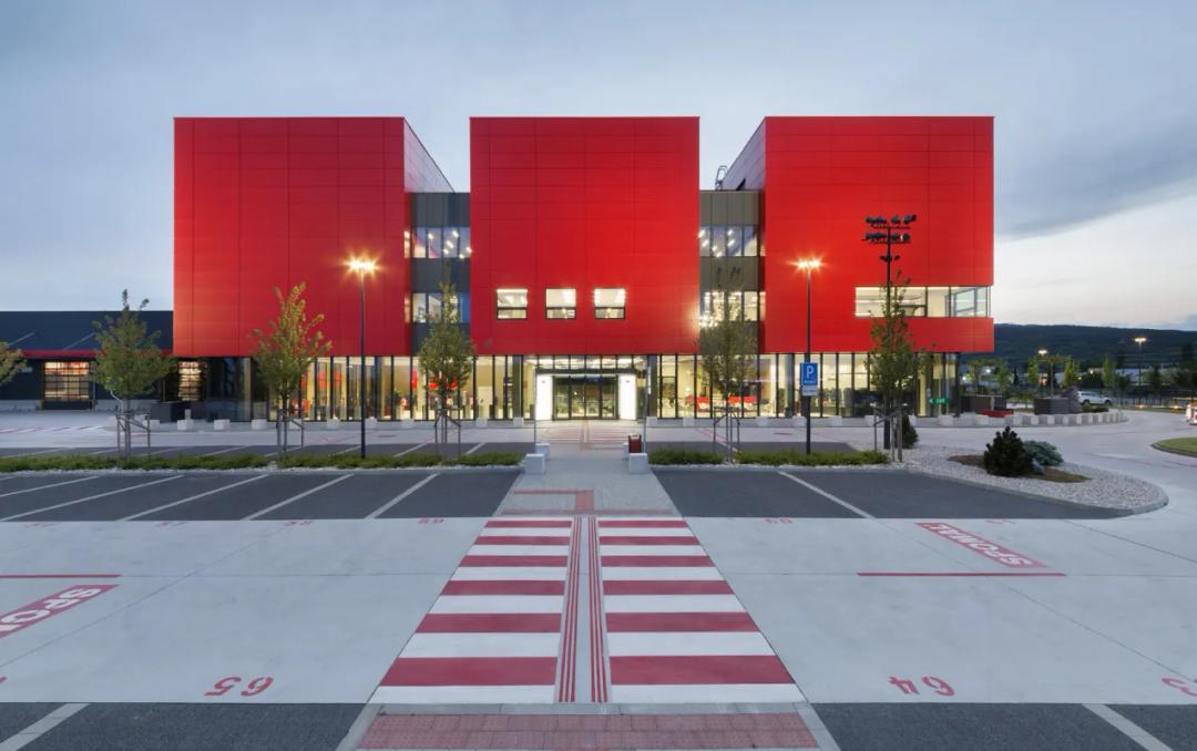 Pierwsza rocznica centrum handlowego KJG Bratysława